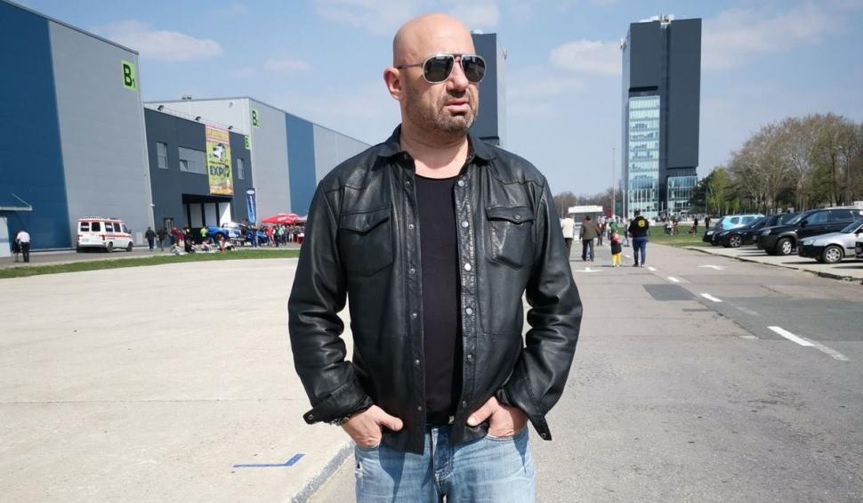 Recunoşti copilul pionier cu privire melancolică? Azi e un bărbat celebru care apare la America Express 811568