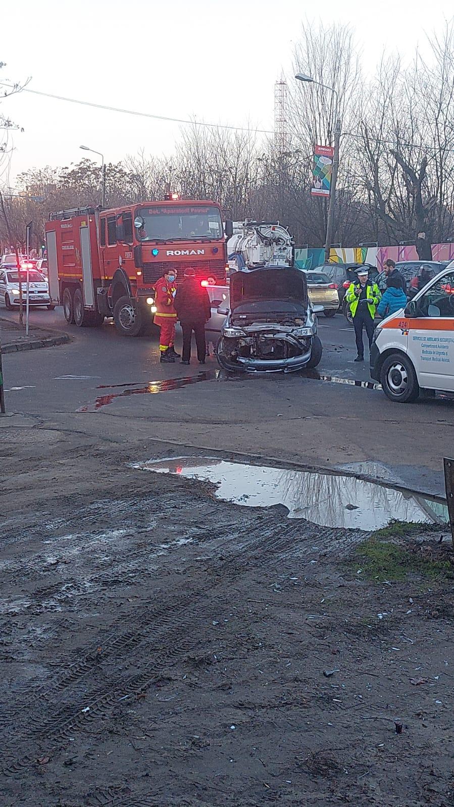 Carambol cu trei mașini, în fața INML București! Două eleve au fost lovite când se aflau pe trotuar 811883