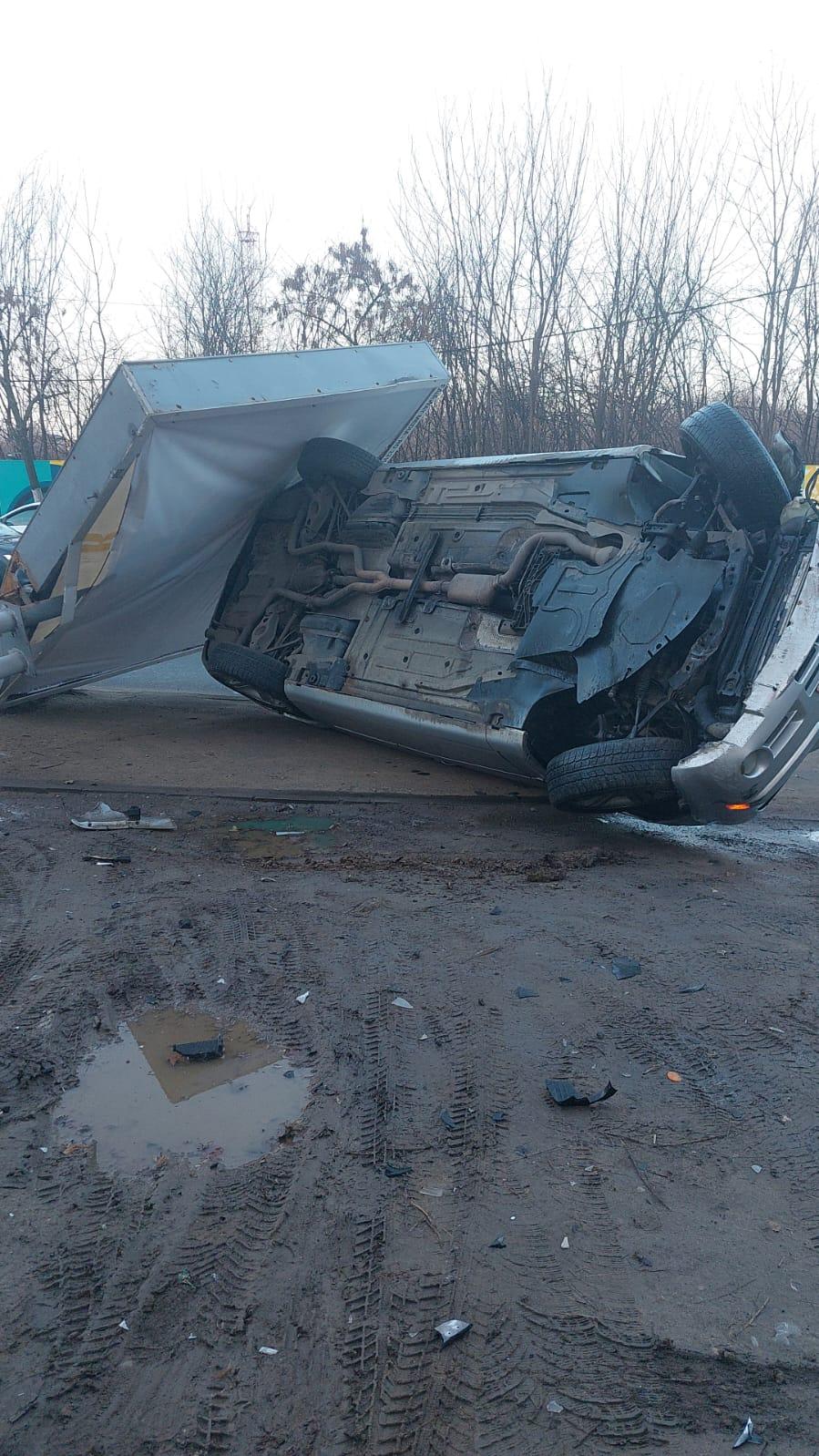 Carambol cu trei mașini, în fața INML București! Două eleve au fost lovite când se aflau pe trotuar 811884