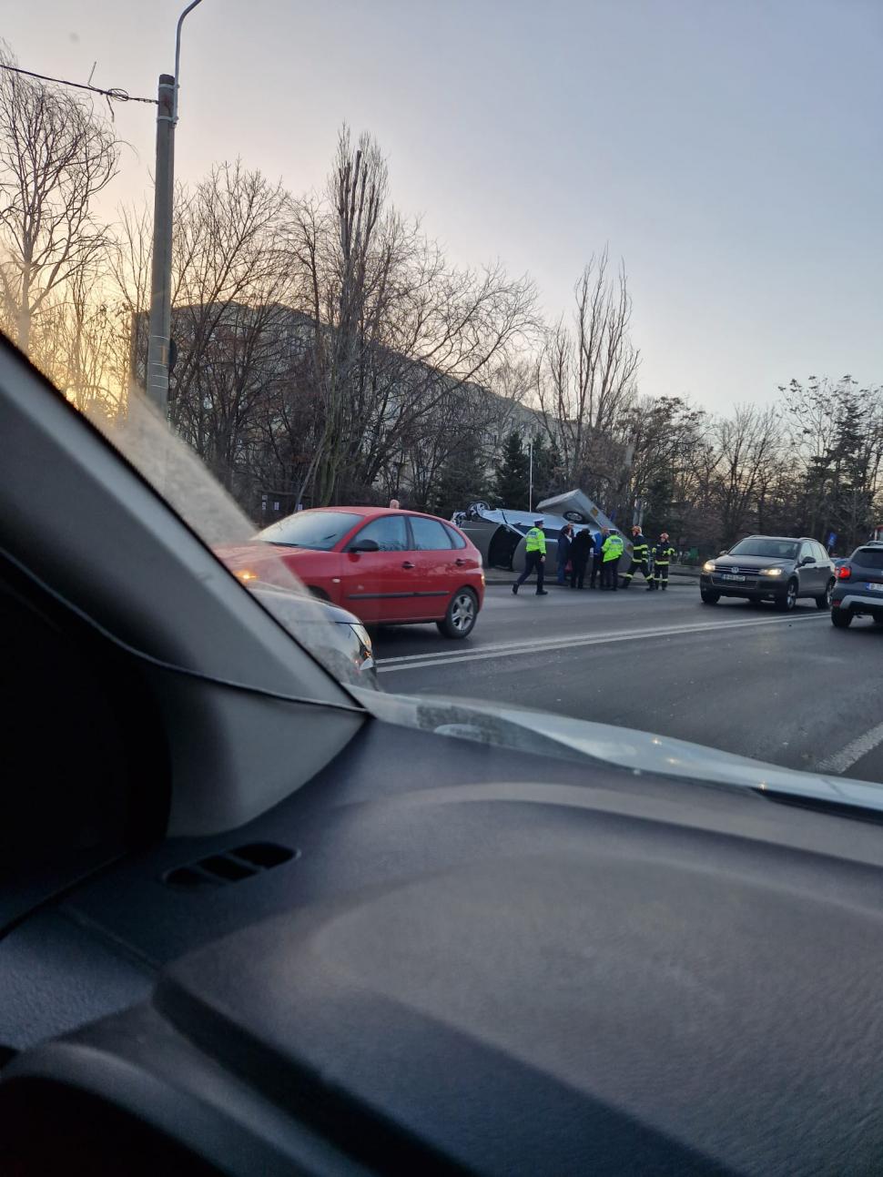 Carambol cu trei mașini, în fața INML București! Două eleve au fost lovite când se aflau pe trotuar 811885