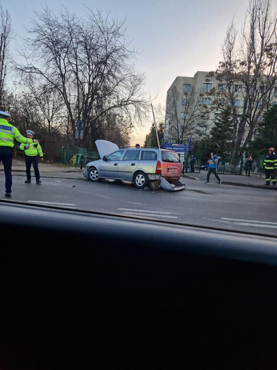 Carambol cu trei mașini, în fața INML București! Două eleve au fost lovite când se aflau pe trotuar 811886