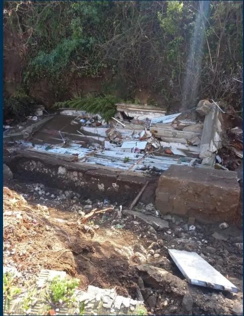 Zeci de sicrie şi urne au ajuns în râu după ce o parte dintr-un cimitir s-a prăbuşit, în Italia 811990