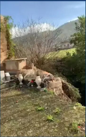 Zeci de sicrie şi urne au ajuns în râu după ce o parte dintr-un cimitir s-a prăbuşit, în Italia 811991