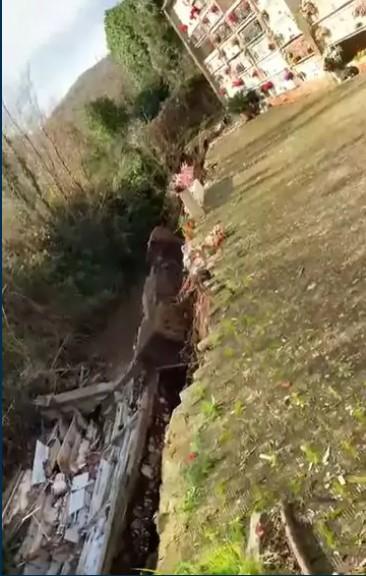 Zeci de sicrie şi urne au ajuns în râu după ce o parte dintr-un cimitir s-a prăbuşit, în Italia 811992