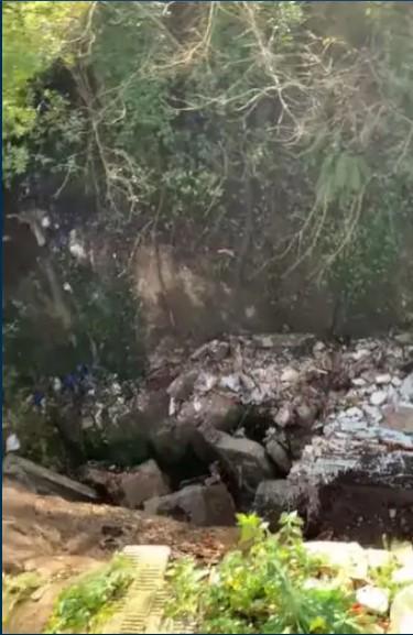 Zeci de sicrie şi urne au ajuns în râu după ce o parte dintr-un cimitir s-a prăbuşit, în Italia 811993