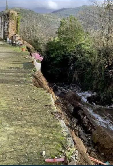 Zeci de sicrie şi urne au ajuns în râu după ce o parte dintr-un cimitir s-a prăbuşit, în Italia 811994