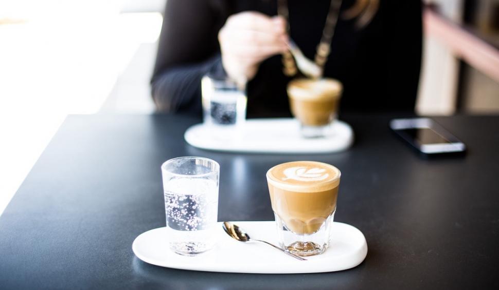 Un cappuccino în oraş a devenit un lux în România. Costă mai mult decât în Italia sau Spania