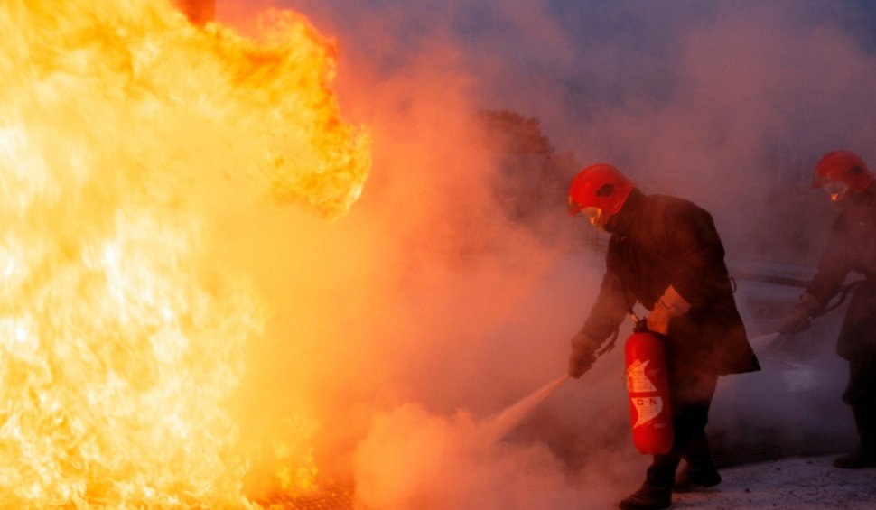 Explozie urmată de incendiu în județul Dâmbovița. Un copil a fost rănit