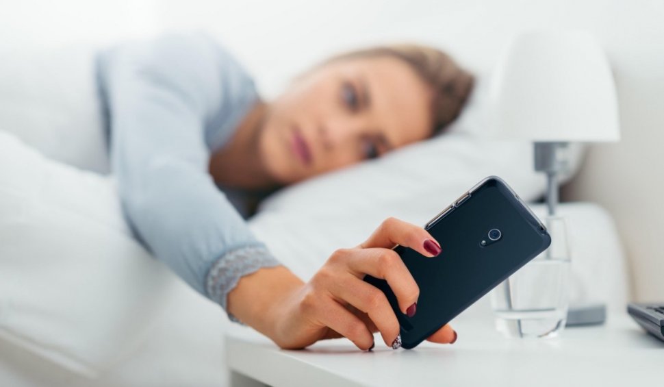 Folosirea telefonului de îndată ce te trezești are efecte negative asupra organismului. Medic: "Echivalează cu îngroparea creierului"