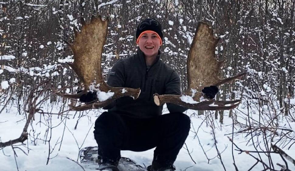 Imagini rare din Canada | Un bărbat a surprins momentul în care un elan își pierde coarnele: ”Este ca premiul cel mare la loterie” 812285
