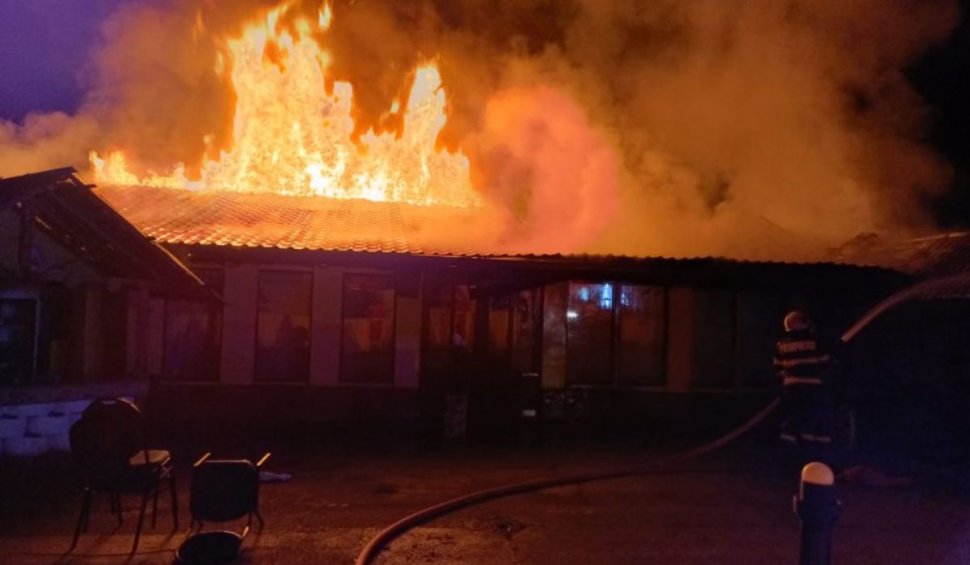 Incendiu violent la acoperişul unui restaurant din Braşov | Pompierii s-au luptat trei ore să stingă flăcările