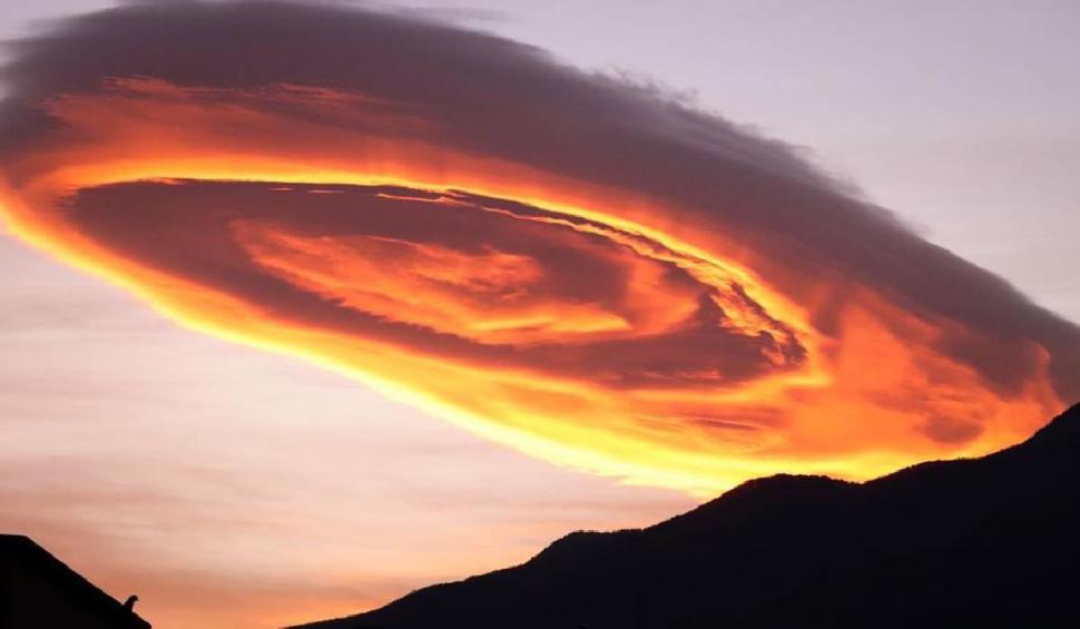 Fenomen spectaculos pe cerul Turciei: Un nor masiv, în formă de OZN, a plutit deasupra orașului Bursa 812266