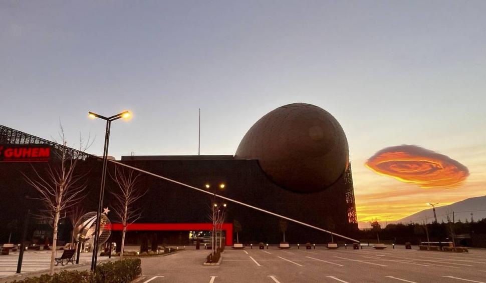 Fenomen spectaculos pe cerul Turciei: Un nor masiv, în formă de OZN, a plutit deasupra orașului Bursa 812272