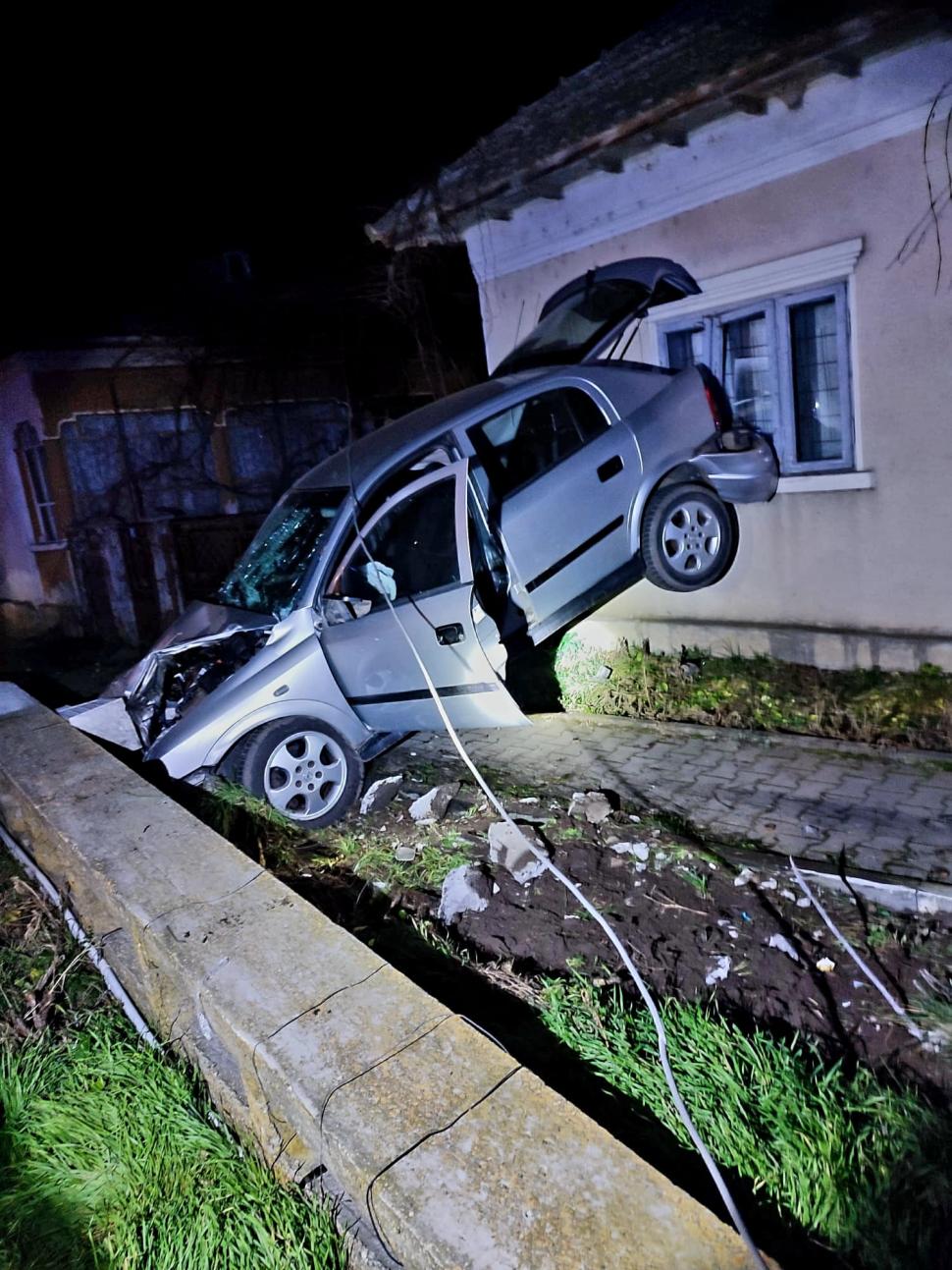 Un tânăr băut s-a izbit cu mașina de peretele unei case, apoi s-a înfipt într-un stâlp de electricitate, la Găujani, în Giurgiu 812062