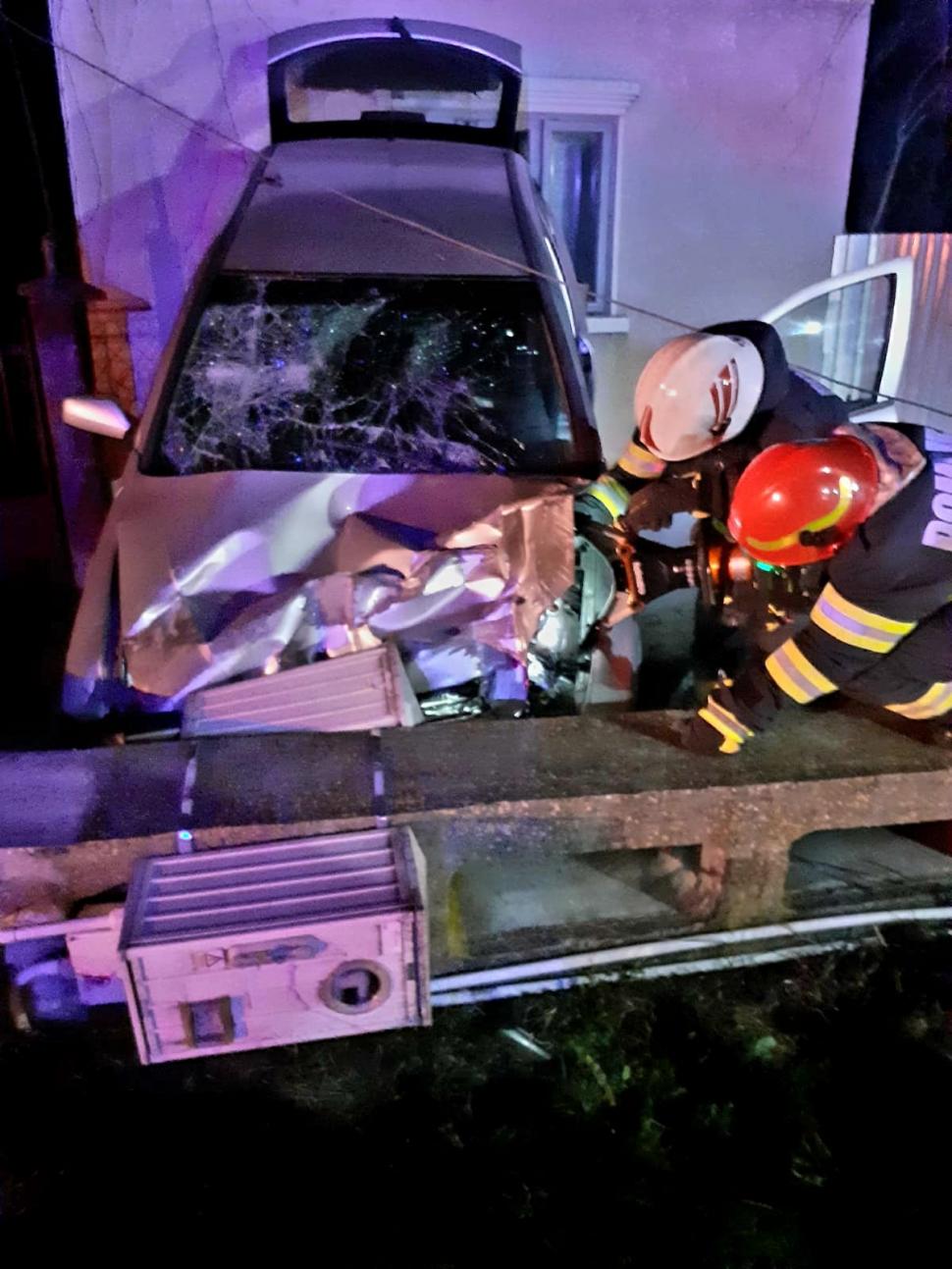 Un tânăr băut s-a izbit cu mașina de peretele unei case, apoi s-a înfipt într-un stâlp de electricitate, la Găujani, în Giurgiu 812063