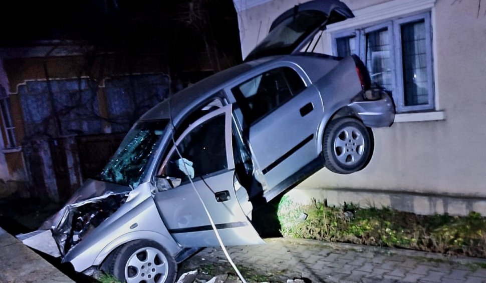 Un tânăr băut s-a izbit cu mașina de peretele unei case, apoi s-a înfipt într-un stâlp de electricitate, la Găujani, în Giurgiu