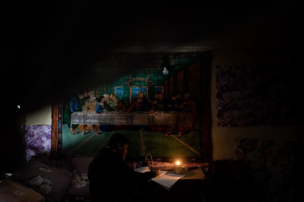 Trei surori din Botoşani, care învaţă la lumina lumânării, au o singură dorinţă: "Dacă am avut ce mânca, am mâncat. Dacă nu, am tăcut" 812118