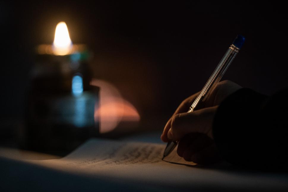 Trei surori din Botoşani, care învaţă la lumina lumânării, au o singură dorinţă: "Dacă am avut ce mânca, am mâncat. Dacă nu, am tăcut" 812119