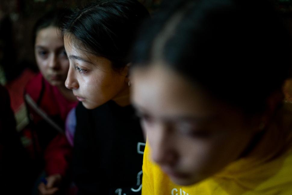 Trei surori din Botoşani, care învaţă la lumina lumânării, au o singură dorinţă: "Dacă am avut ce mânca, am mâncat. Dacă nu, am tăcut" 812120