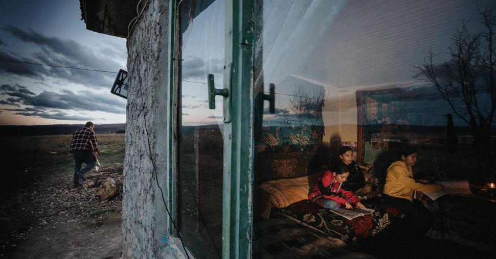 Trei surori din Botoşani, care învaţă la lumina lumânării, au o singură dorinţă: "Dacă am avut ce mânca, am mâncat. Dacă nu, am tăcut" 812121