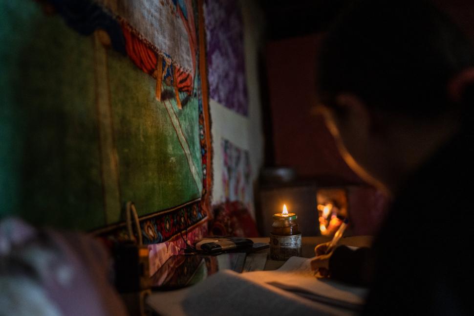 Trei surori din Botoşani, care învaţă la lumina lumânării, au o singură dorinţă: "Dacă am avut ce mânca, am mâncat. Dacă nu, am tăcut" 812122