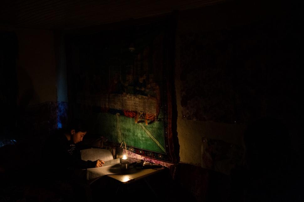 Trei surori din Botoşani, care învaţă la lumina lumânării, au o singură dorinţă: "Dacă am avut ce mânca, am mâncat. Dacă nu, am tăcut" 812123