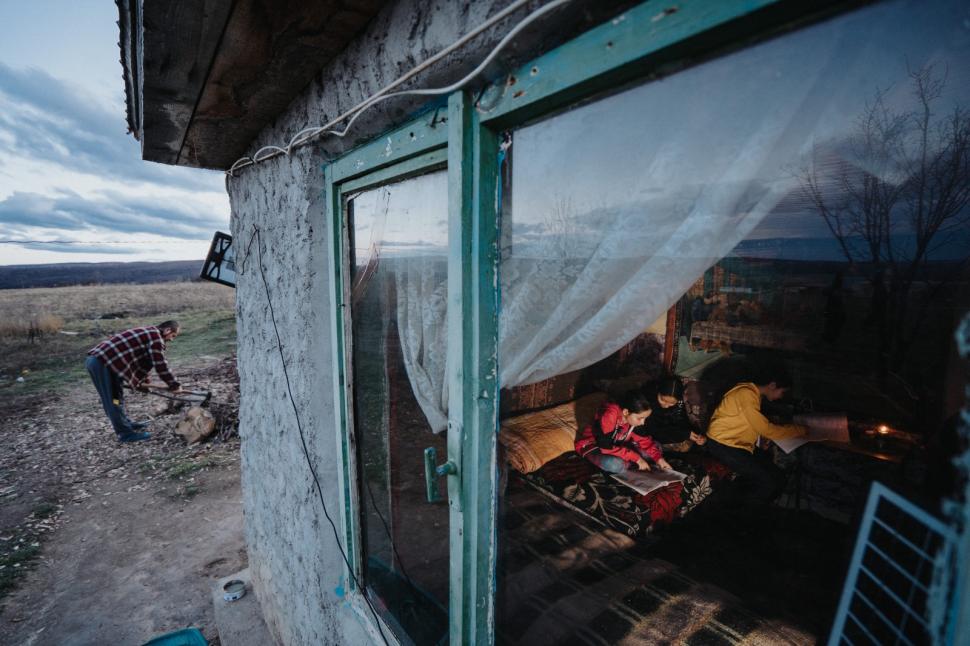 Trei surori din Botoşani, care învaţă la lumina lumânării, au o singură dorinţă: "Dacă am avut ce mânca, am mâncat. Dacă nu, am tăcut" 812124