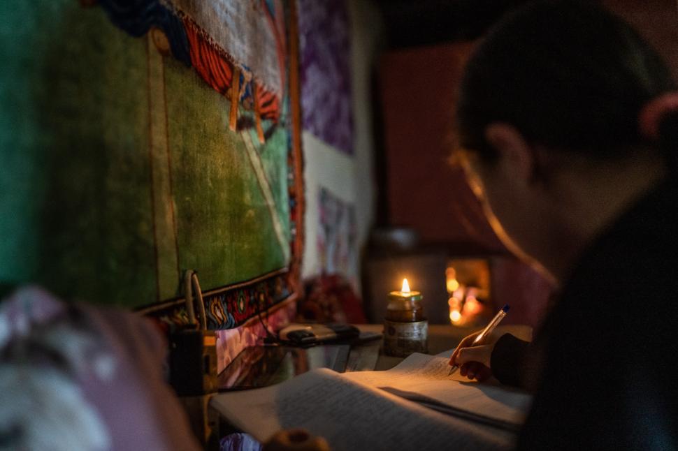 Trei surori din Botoşani, care învaţă la lumina lumânării, au o singură dorinţă: "Dacă am avut ce mânca, am mâncat. Dacă nu, am tăcut" 812125