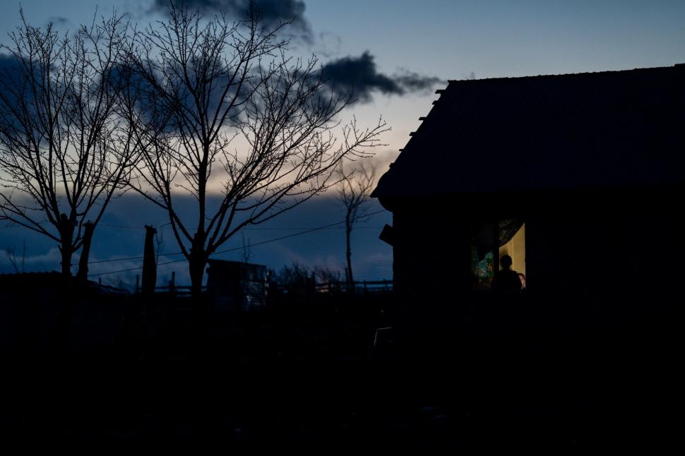 Trei surori din Botoşani, care învaţă la lumina lumânării, au o singură dorinţă: "Dacă am avut ce mânca, am mâncat. Dacă nu, am tăcut" 812126