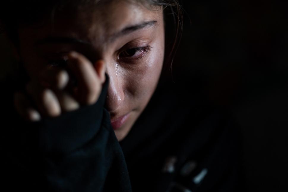 Trei surori din Botoşani, care învaţă la lumina lumânării, au o singură dorinţă: "Dacă am avut ce mânca, am mâncat. Dacă nu, am tăcut" 812128