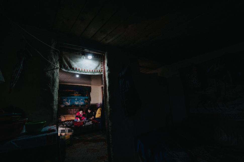 Trei surori din Botoşani, care învaţă la lumina lumânării, au o singură dorinţă: "Dacă am avut ce mânca, am mâncat. Dacă nu, am tăcut" 812129