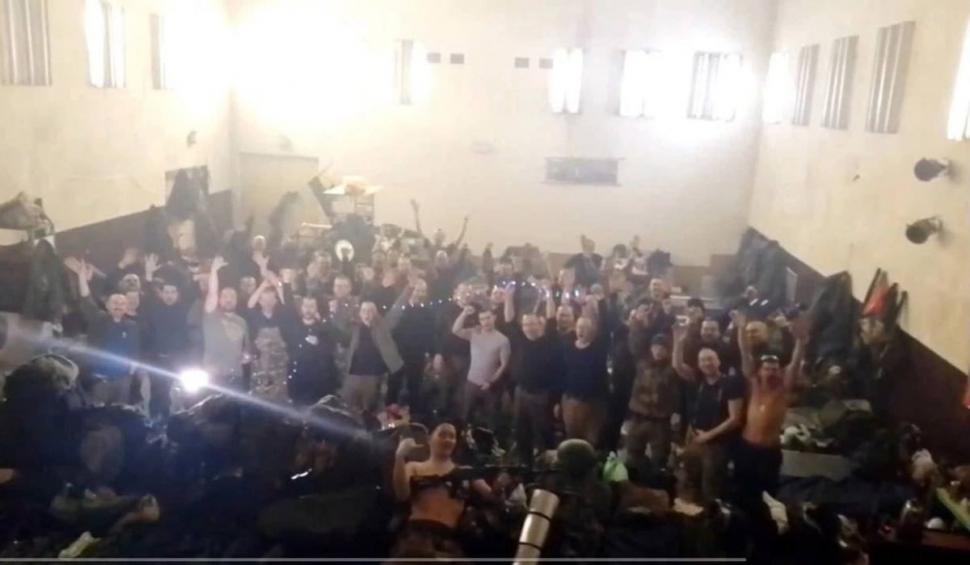 Ultimul pahar înainte de moarte. Soldații ruși din Makiivka, fotografiați înainte să fie spulberați de rachete HIMARS 812089