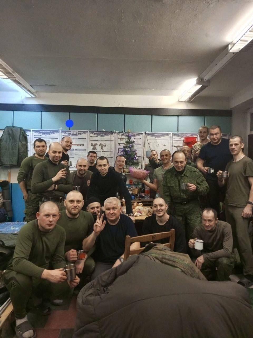 Ultimul pahar înainte de moarte. Soldații ruși din Makiivka, fotografiați înainte să fie spulberați de rachete HIMARS 812092