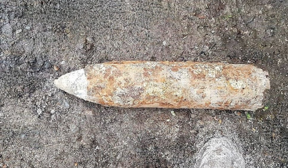 Un bărbat a găsit pe câmp un proiectil neexplodat și l-a dus acasă, în Giurgiu. Familia a anunţat autorităţile