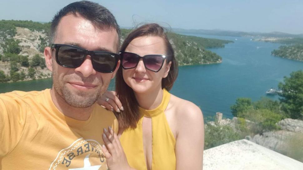 Nicu şi Alexandra, soţii ucişi în propria casă la Bran, au fost înmormântaţi cu onoruri militare 812337