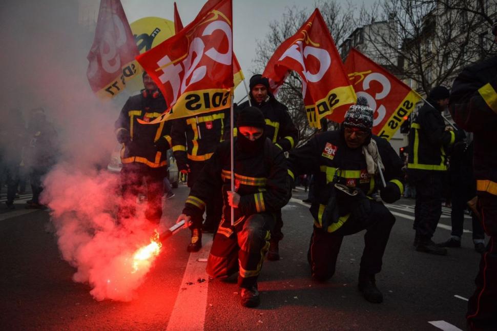 Nou protest masiv la Paris faţă de reforma sistemului de pensii 812372