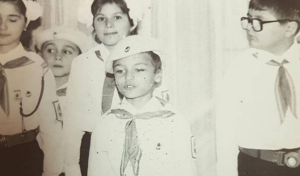 Recunoşti băieţelul cu beretă şi cravată? Azi e un artist cunoscut, vedetă la show-ul America Express 812218