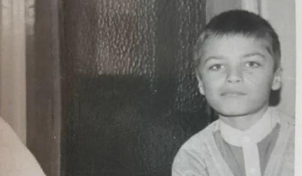 Recunoşti băieţelul cu beretă şi cravată? Azi e un artist cunoscut, vedetă la show-ul America Express 812219