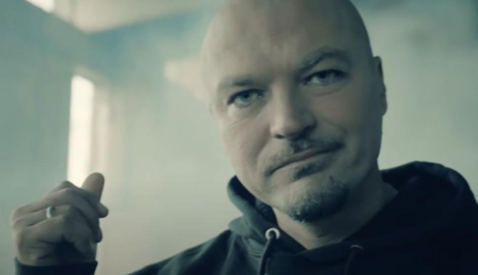 Recunoşti băieţelul cu beretă şi cravată? Azi e un artist cunoscut, vedetă la show-ul America Express 812222