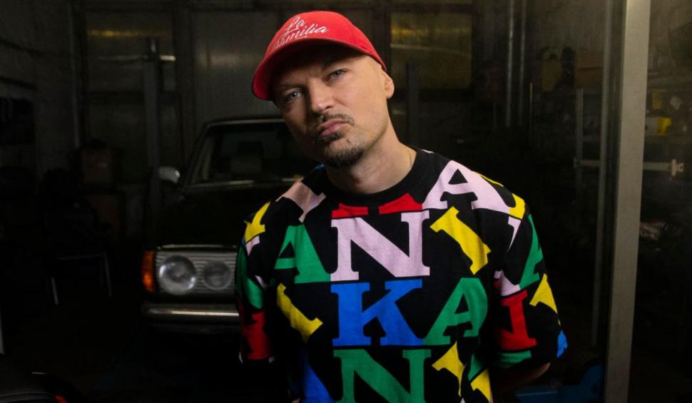 Recunoşti băieţelul cu beretă şi cravată? Azi e un artist cunoscut, vedetă la show-ul America Express 812225