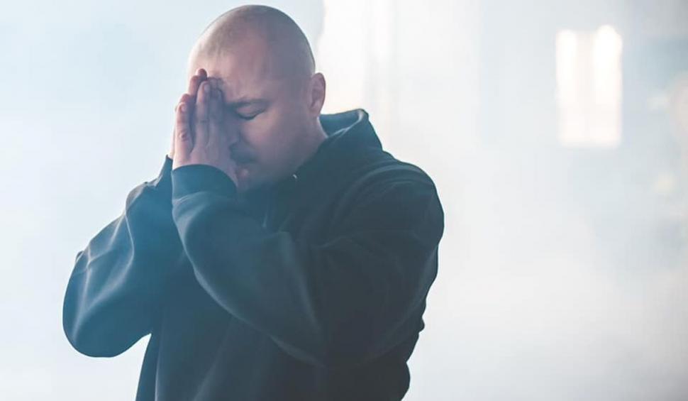 Recunoşti băieţelul cu beretă şi cravată? Azi e un artist cunoscut, vedetă la show-ul America Express 812227