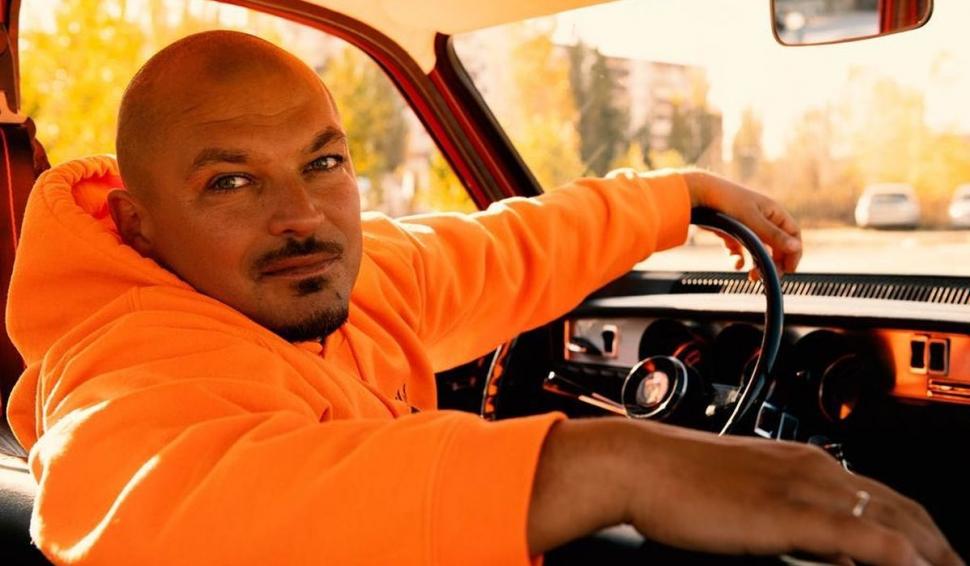 Recunoşti băieţelul cu beretă şi cravată? Azi e un artist cunoscut, vedetă la show-ul America Express 812228