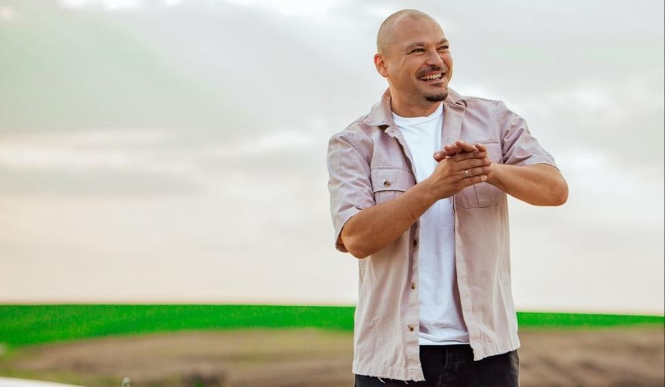 Recunoşti băieţelul cu beretă şi cravată? Azi e un artist cunoscut, vedetă la show-ul America Express 812229