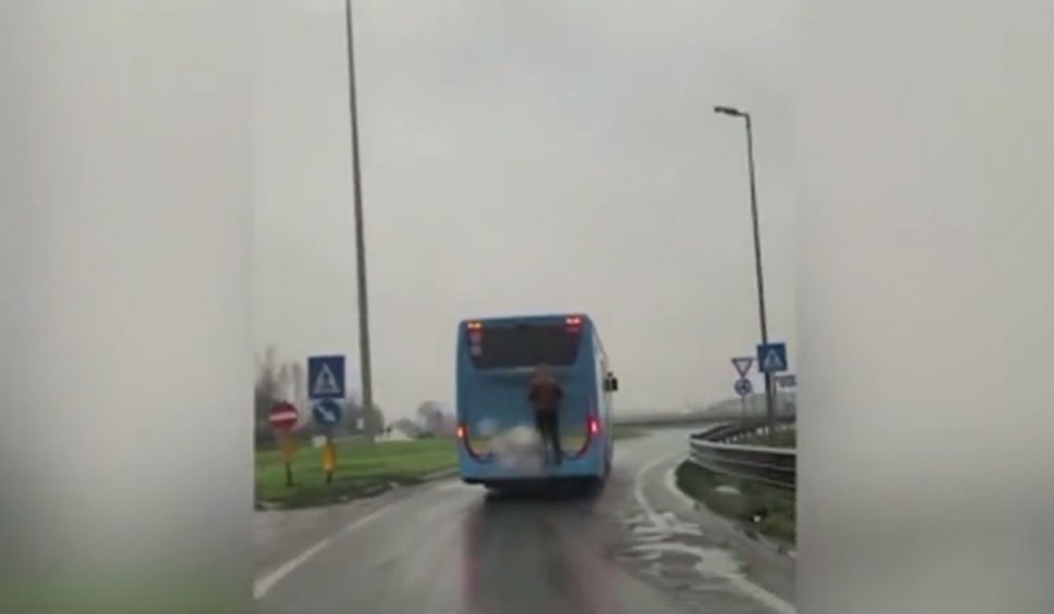 Un tânăr a călătorit agăţat de spatele unui autobuz, în Italia. Gestul său a devenit viral şi a împărţit internetul în două tabere
