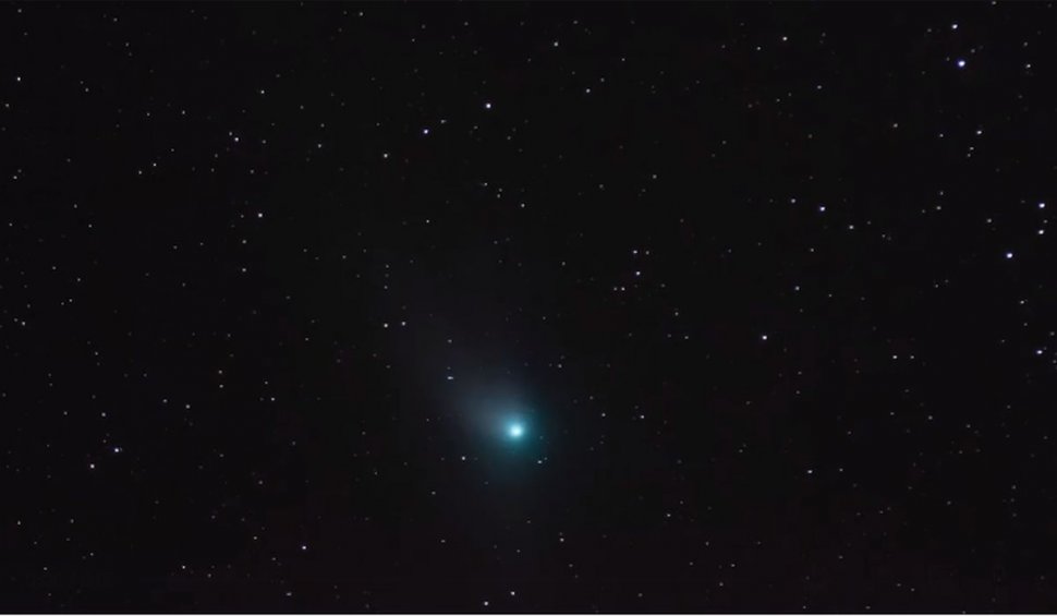 Cometa verde, surprinsă de un fotograf român în traiectoria sa pe lângă Pământ, în județul Alba 