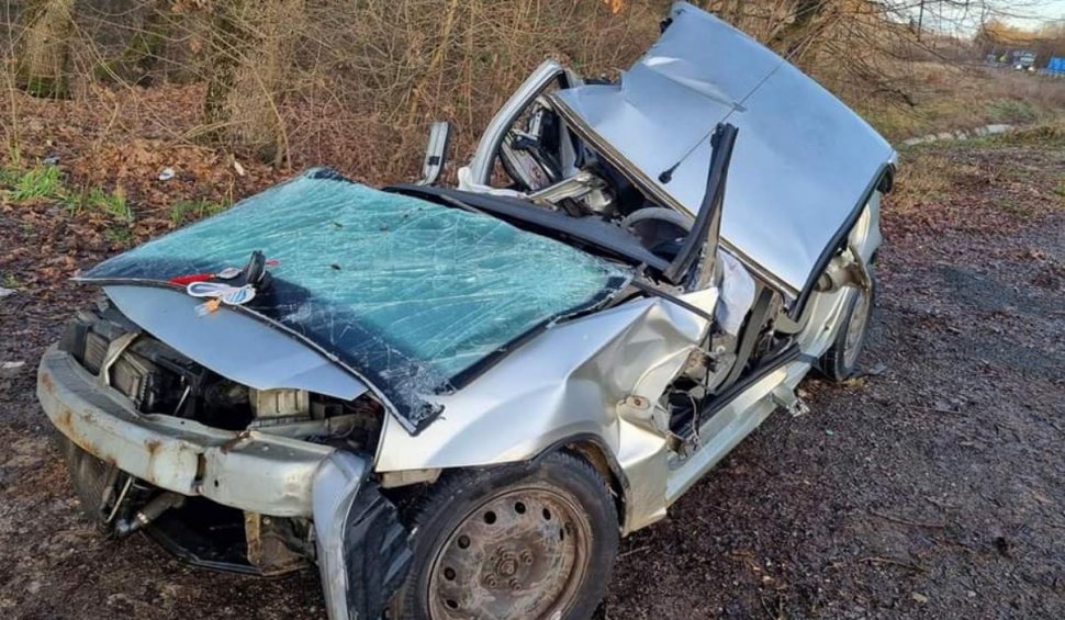 "Atât a mai rămas din maşină". Doi tineri au murit striviţi într-un Logan, după un accident în Răbăgani, Bihor