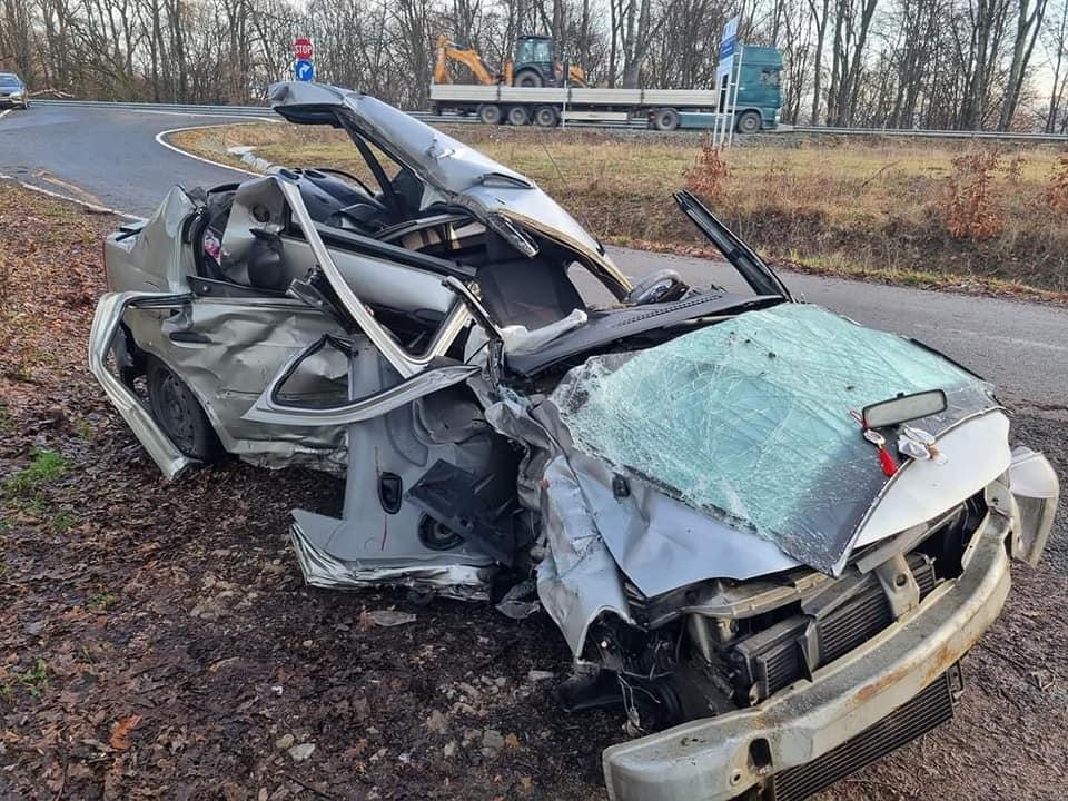 "Atât a mai rămas din maşină". Doi tineri au murit striviţi într-un Logan, după un accident în Răbăgani, Bihor 812619