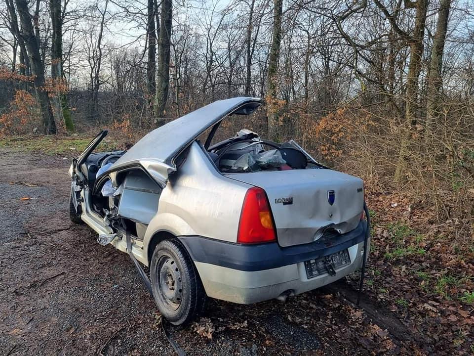 "Atât a mai rămas din maşină". Doi tineri au murit striviţi într-un Logan, după un accident în Răbăgani, Bihor 812620
