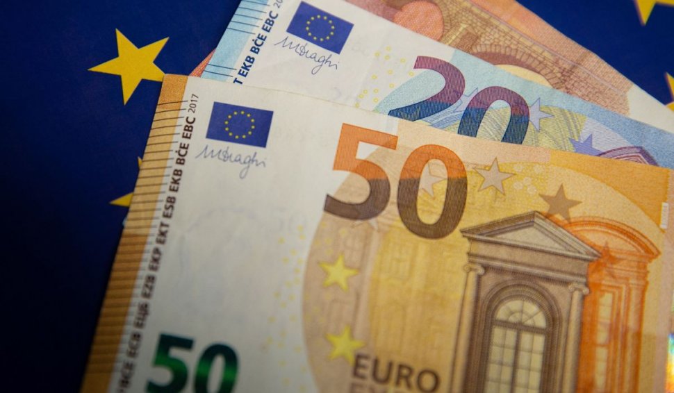 Euro depășește maximul ultimelor nouă luni în raport cu dolarul