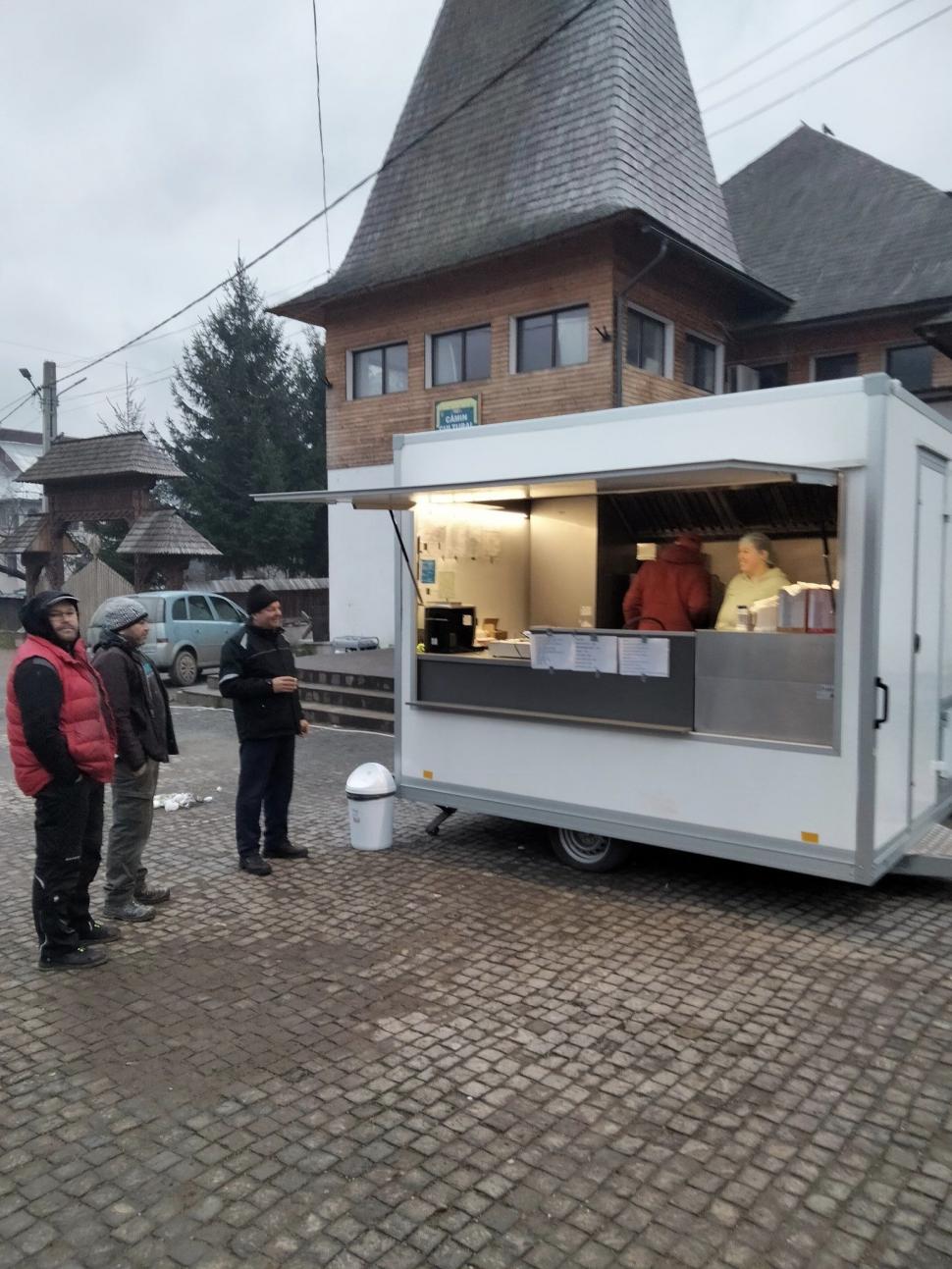 Explozie urmată de incendiu, la o rulotă fast-food, în Botiza, Maramureș. O fetiță de trei ani și un adult au ajuns la spital cu arsuri 812683